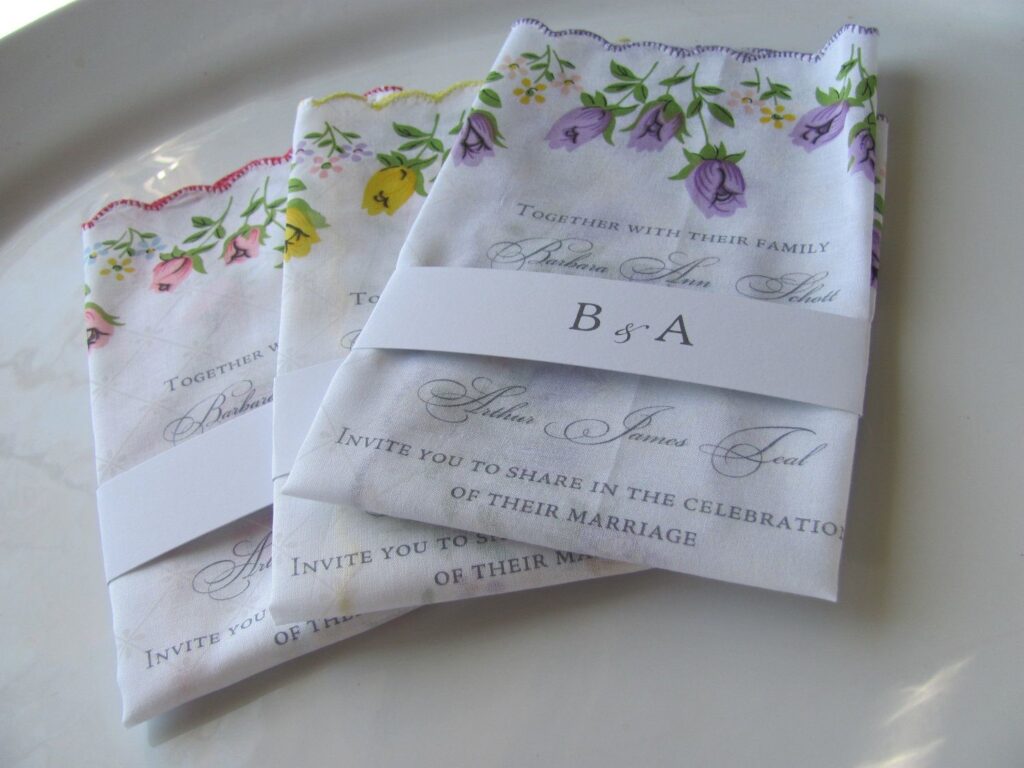 रुमाल पर प्रिंट कराया गया वेडिंग कार्ड