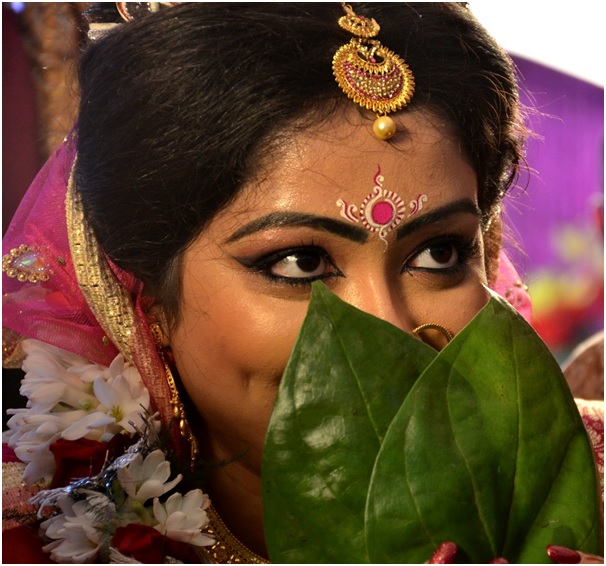 बंगाली शादी में दूल्हे के फेर लेती हुई दुल्हन की रसम