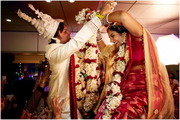 बंगाली शादी में जयमाला यानि कि माला बादल की रस्म