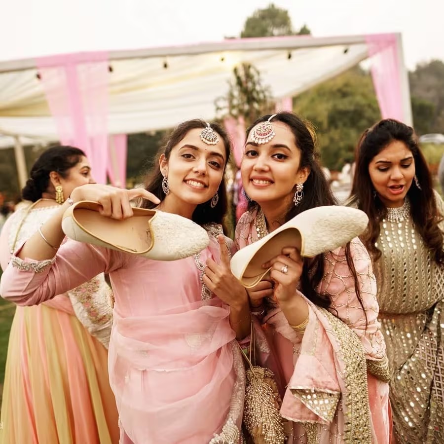 गुजराती शादी में जूता चुराई की रस्म 