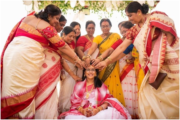 बंगाली शादी में माता-पिता का आशीर्वाद लेने की रस्म