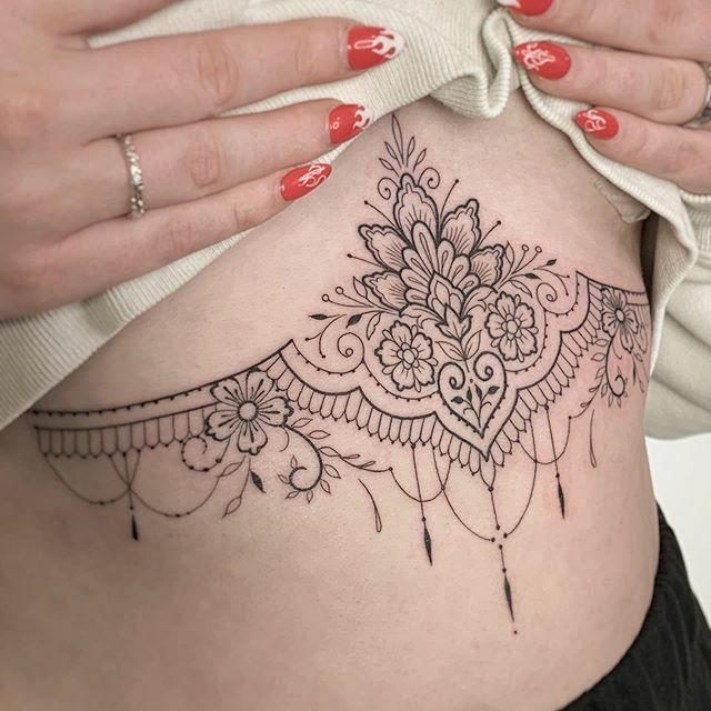 Minimal Bridal Belly Mehndi Design