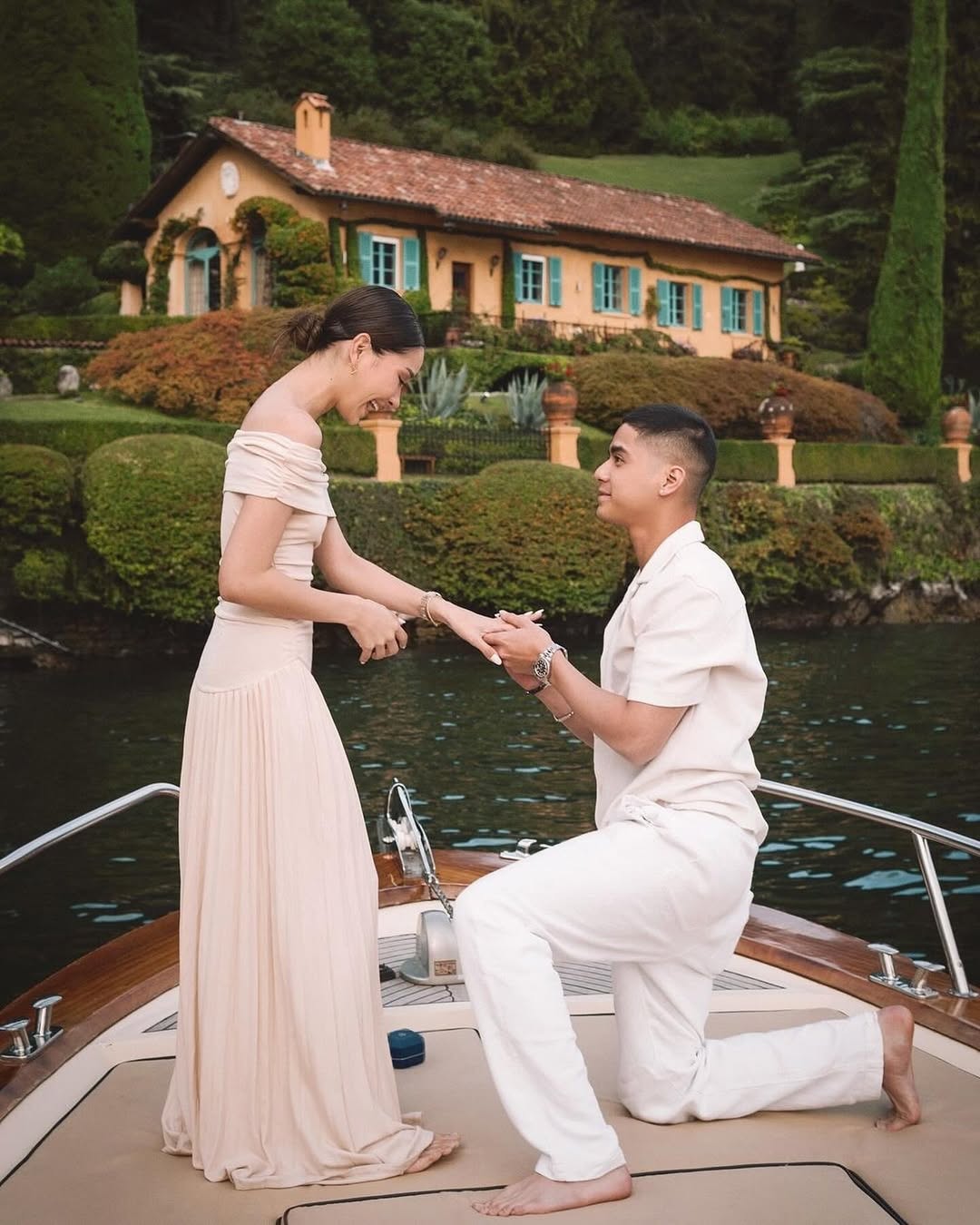 Proposal Pose for Pre Wedding Photoshoot