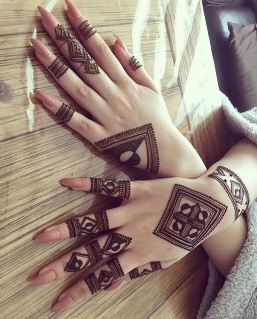 Moroccan finger Mehendi design