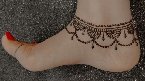 Daisy Chains On Leg Mehendi