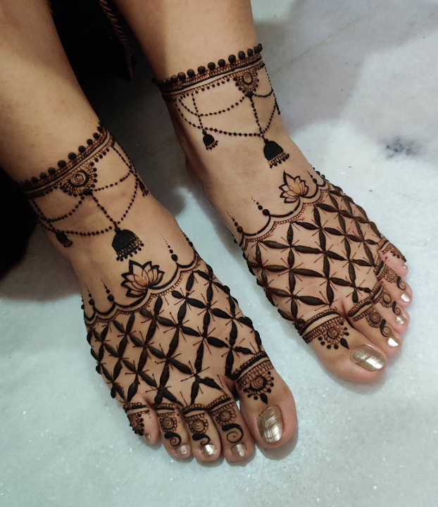 Geometric Precision On Leg Mehendi Design